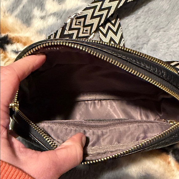 Elegant Black Leather Crossbody Bag - Picture 3 of 6
